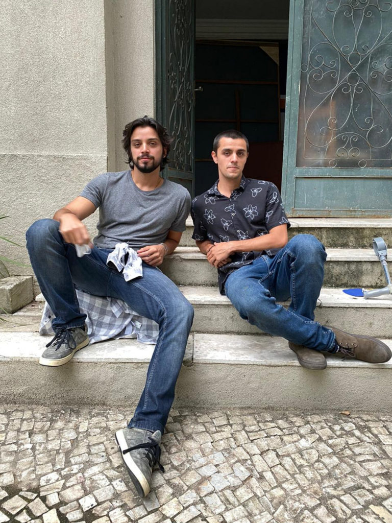 Felipe Simas e Rodrigo Simas nos bastidores de Salve-se Quem Puder (Divulgação)