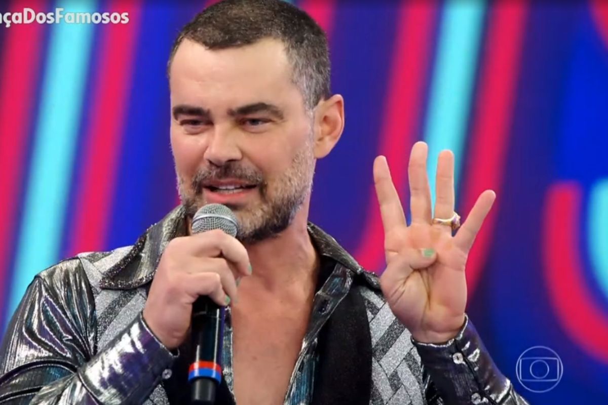 O ator Carmo Dalla Vecchia na Super Dança dos Famosos (Reprodução/Globo)