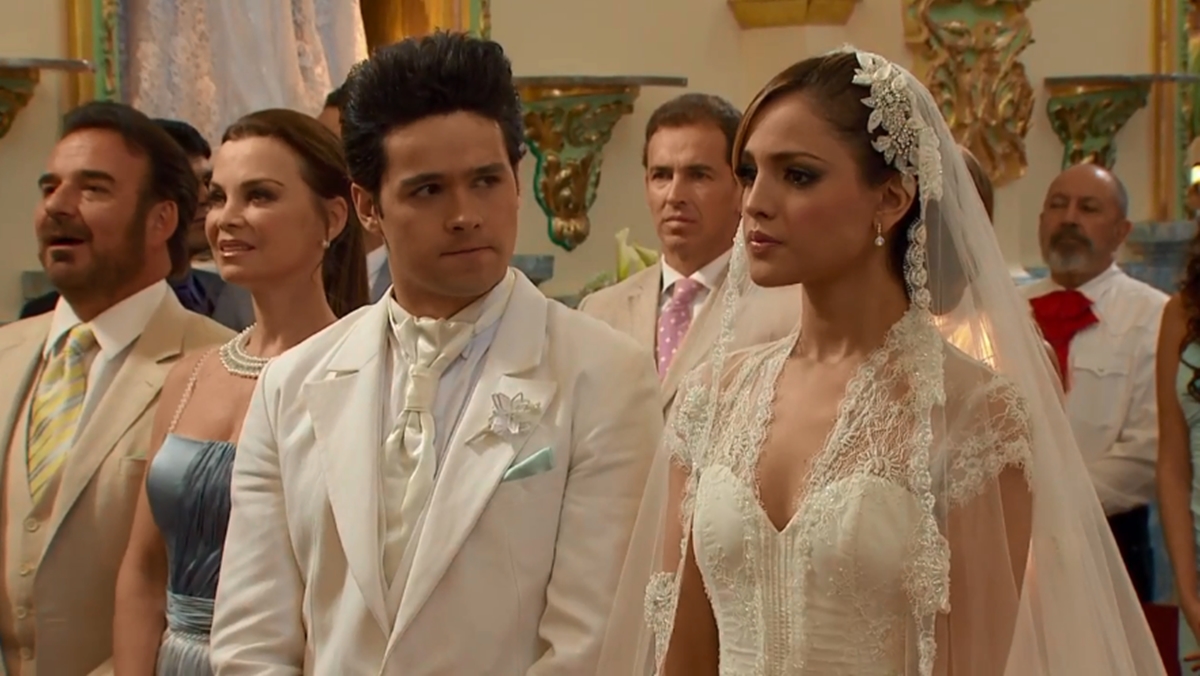 Roy (Eleázer Gómez) e Nikki (Eiza González) em cena de Amores Verdadeiros (Reprodução: Televisa S.A.)