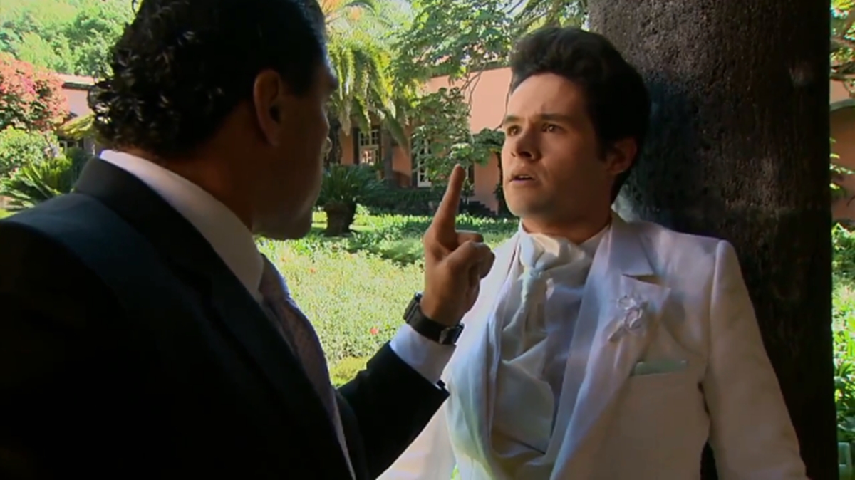 José Ângelo (Eduardo Yáñez) bate em Roy (Eleázer Gómez) em Amores Verdadeiros (Reprodução: Televisa S.A.)