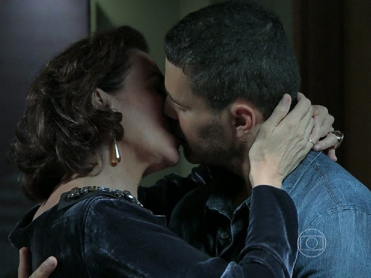 Maria Marta (Lília Cabral) beija Maurílio (Carmo Dalla Vecchia) em Império (Reprodução/Globplay)