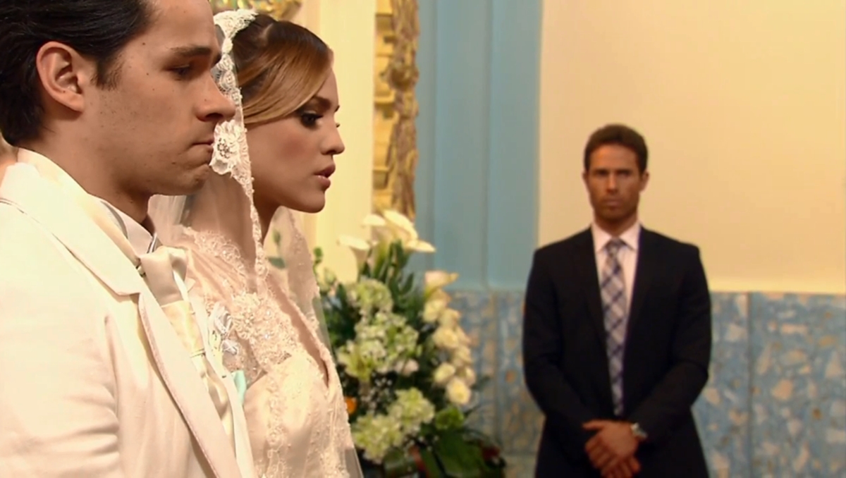 Roy (Eleázer Gómez), Nikki (Eiza González) e Gusmão (Sebastián Rulli) em cena de Amores Verdadeiros (Reprodução: Televisa S.A.)