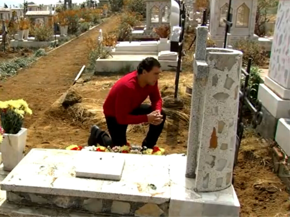 Aguiar no túmulo de Cristina em Amores Verdadeiros (Reprodução)