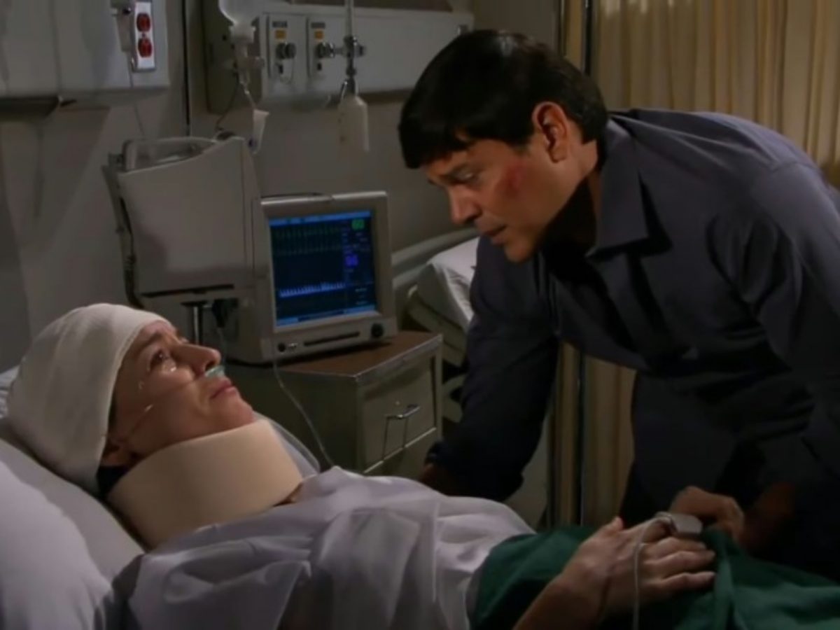 Beatriz hospitalizada e Salviano em Amores Verdadeiros (Reprodução - Televisa)