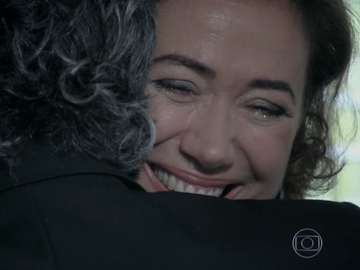 Maria Marta (Lilia Cabral) vive momento afetivo com José Alfredo (Alexandre Nero) em Império (Reprodução/Globo)