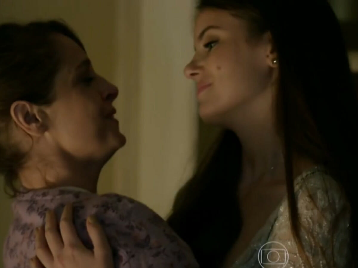 Carolina (Drica Moraes) e Angel (Camila Queiroz) em Verdades Secretas (Reprodução/Globo)