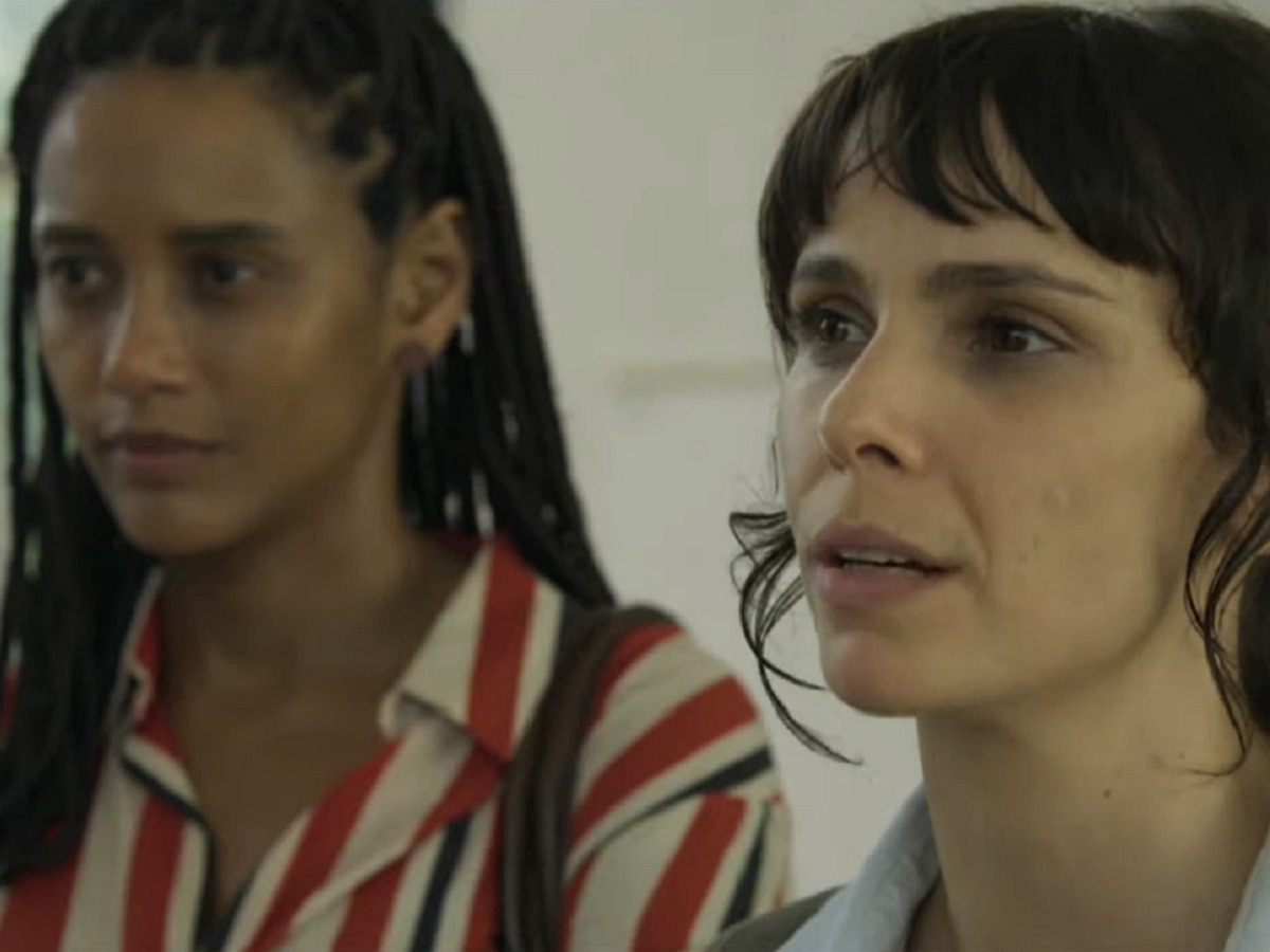 Verônica (Taís Araújo) e Natalie (Débora Falabella) na série Aruanas