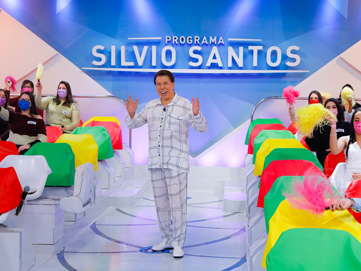 Silvio Santos de pijama em seu programa
