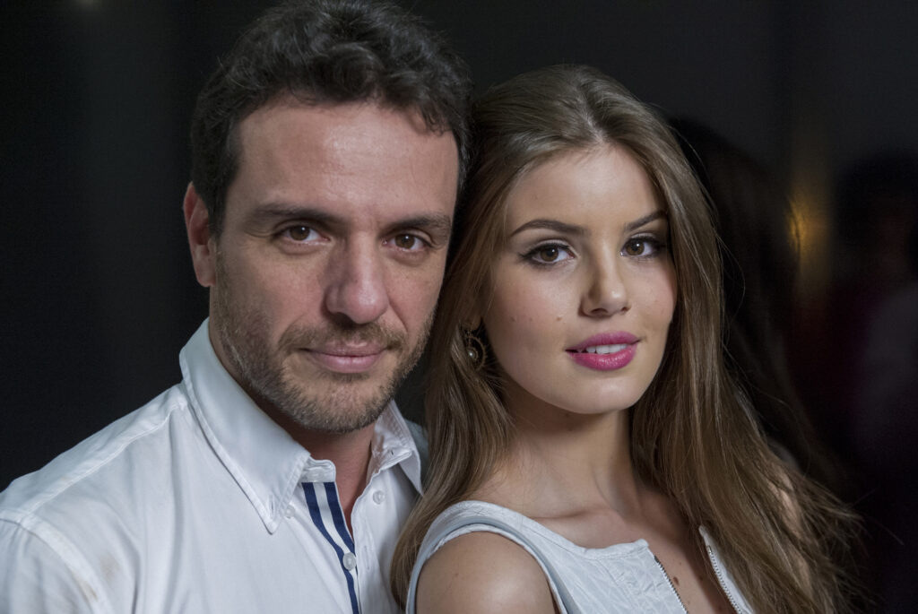 Alex (Rodrigo Lombardi) e Angel (Camila Queiroz) (Divulgação/Globo)