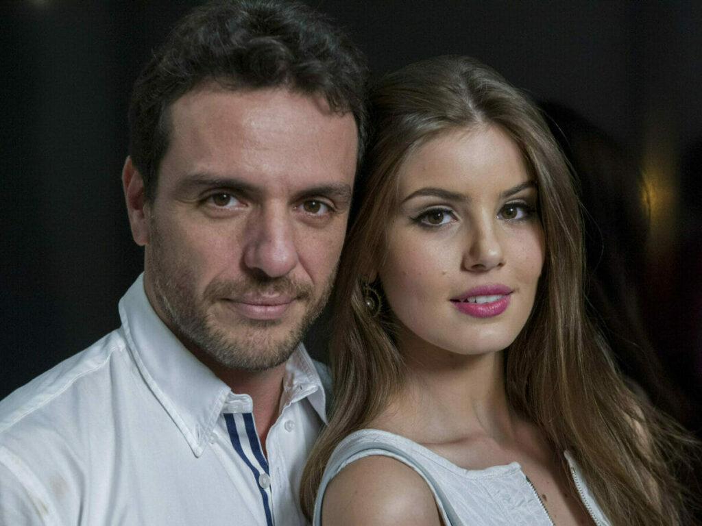 Alex (Rodrigo Lombardi) e Angel (Camila Queiroz) (Divulgação/Globo)