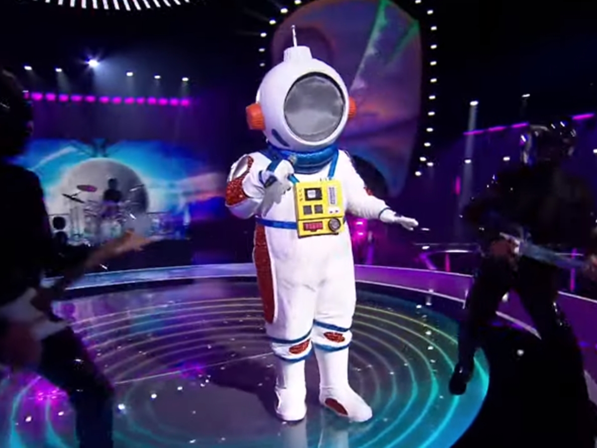 Babu Santana e fantasia de Astronauta em performance no The Masked Singer Brasil (Reprodução: Globo)