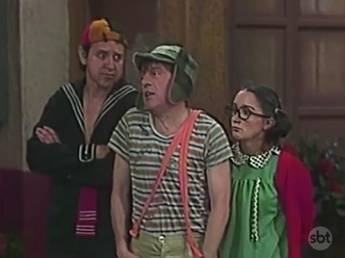 Carlos Vilagrán (Quico), Roberto Gómez (Chaves) e Maria Antonieta (Chiquinha)em cena de Chaves (Reprodução/SBT)