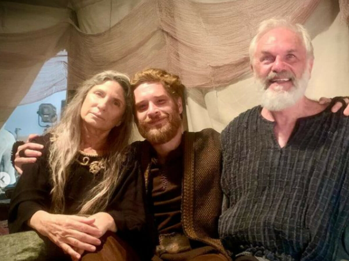 Esaú (Cirillo Luna), Rebeca (Martha Mellinger) e Isaque (Henrique Pagnoncelli) em Gênesis (Reprodução/Instagram)