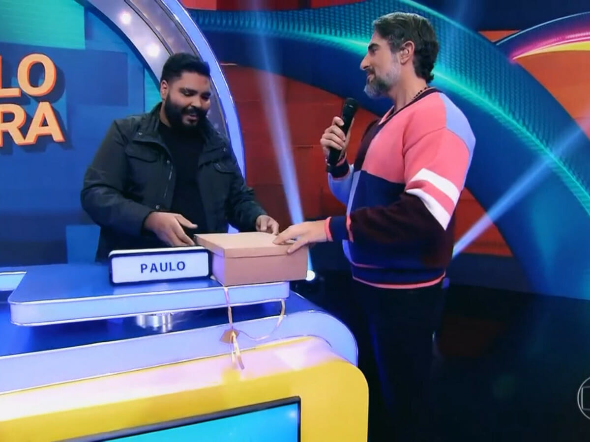 Marcos Mion recebe presente de Paulo Vieira no Caldeirão (Reprodução - Globo)