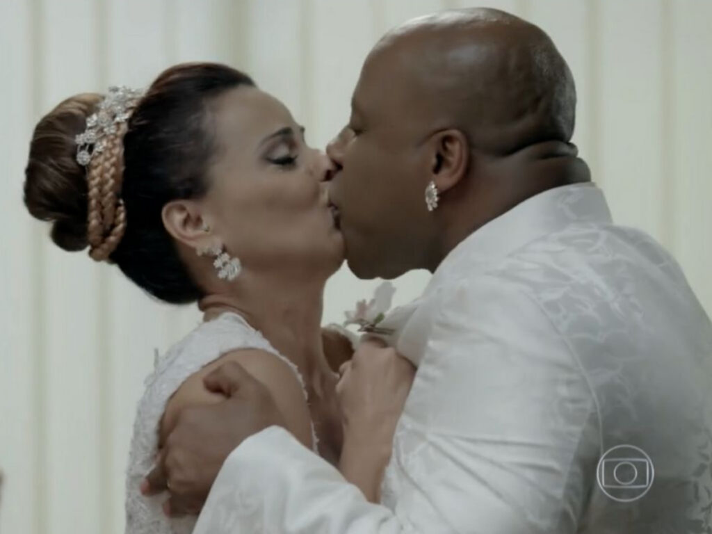 Naná (Viviane Araújo) e Xana (Aílton Graça) em Império (Reprodução Globo)