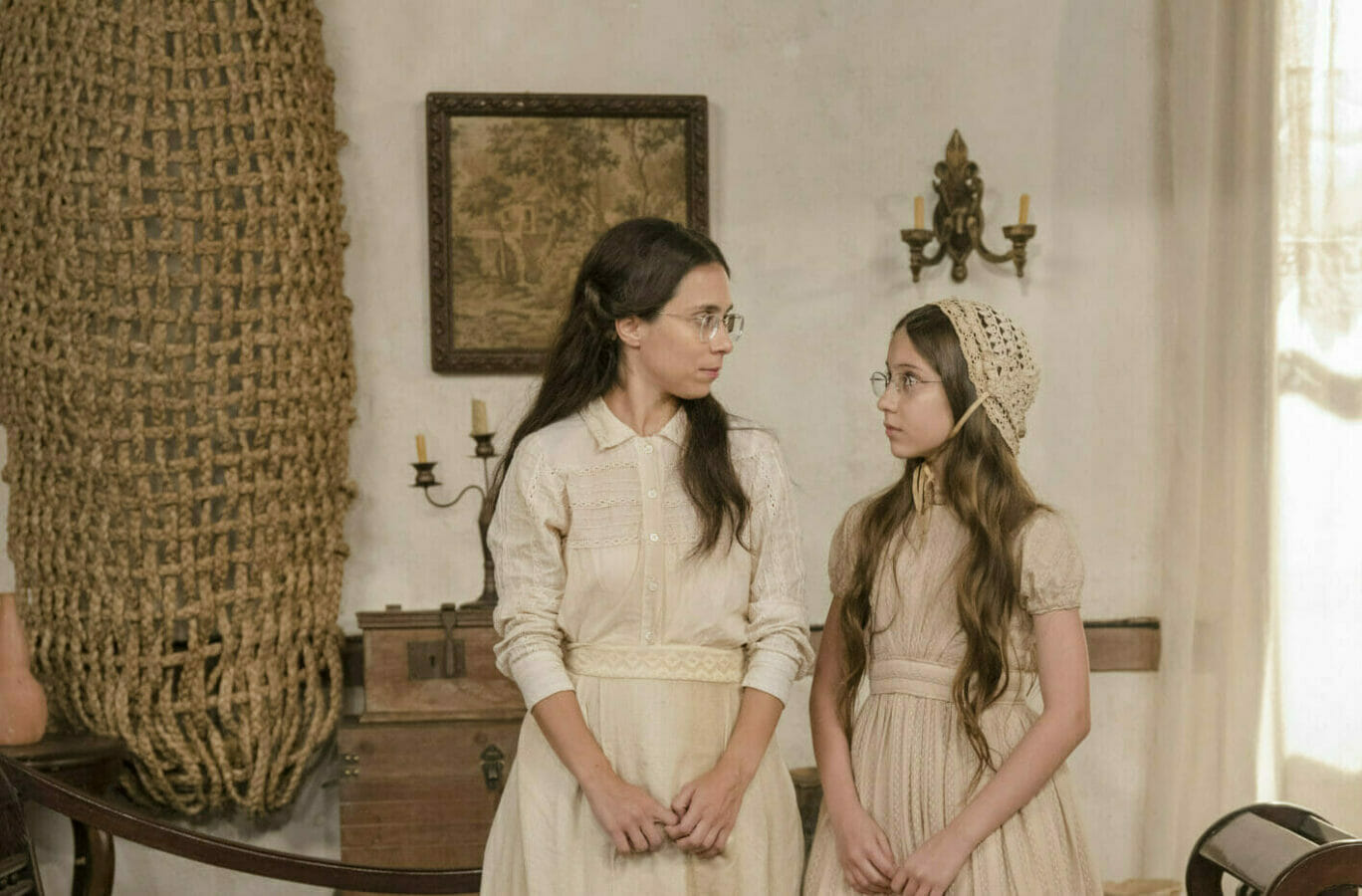 Julia Freitas ( Dolores fase 1) e Daphne Bozaski ( Dolores adulta) em Nos Tempos do Imperador (Globo/Divulgação)