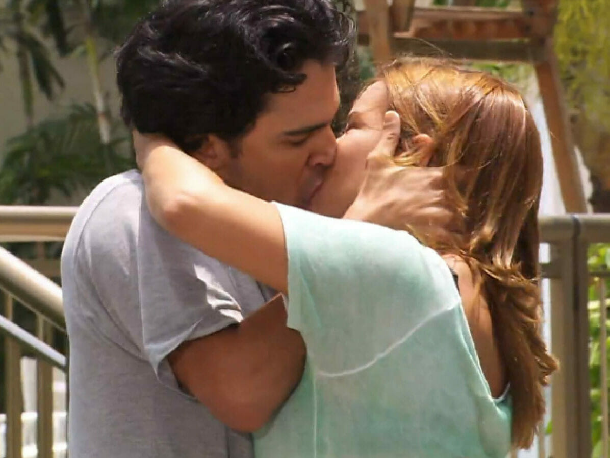 Eduardo (Josafá Filho) e Thaísa (Fernanda Souza) se beijam em Ti-Ti-Ti (Reprodução/Globo)