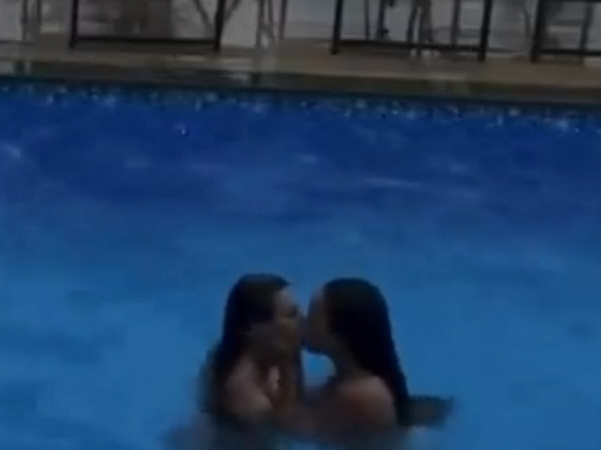 Dayane Mello e Aline Mineiro se beijam em A Fazenda 13
