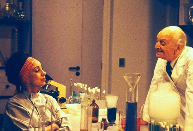 Beatriz Segall e Mário Lago como Miss Brown e Dr. Molina em Barriga de Aluguel (1990)