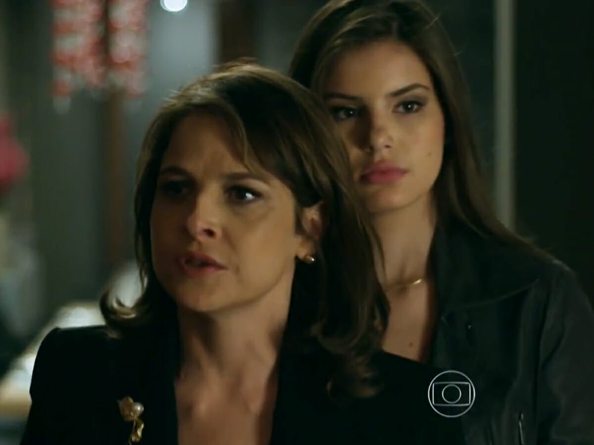 Carolina (Drica Moraes) e Angel (Camila Queiroz) em Verdades Secretas