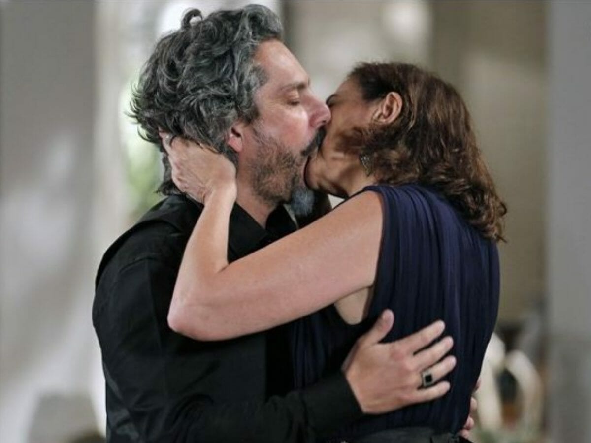 Comendador (Alexandre Nero) e Maria Marta (Lilia Cabral) se beijam