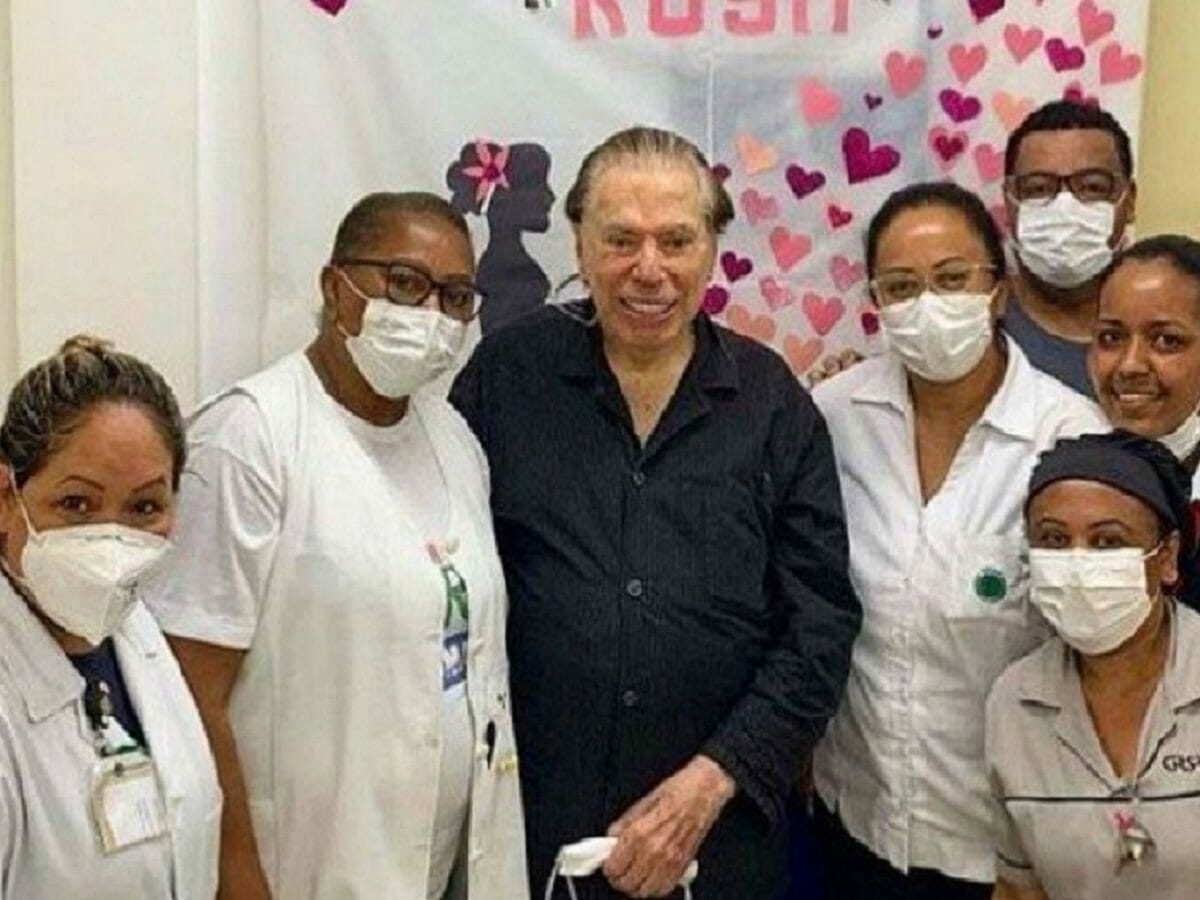 Silvio Santos ao lado de profissionais da saúde