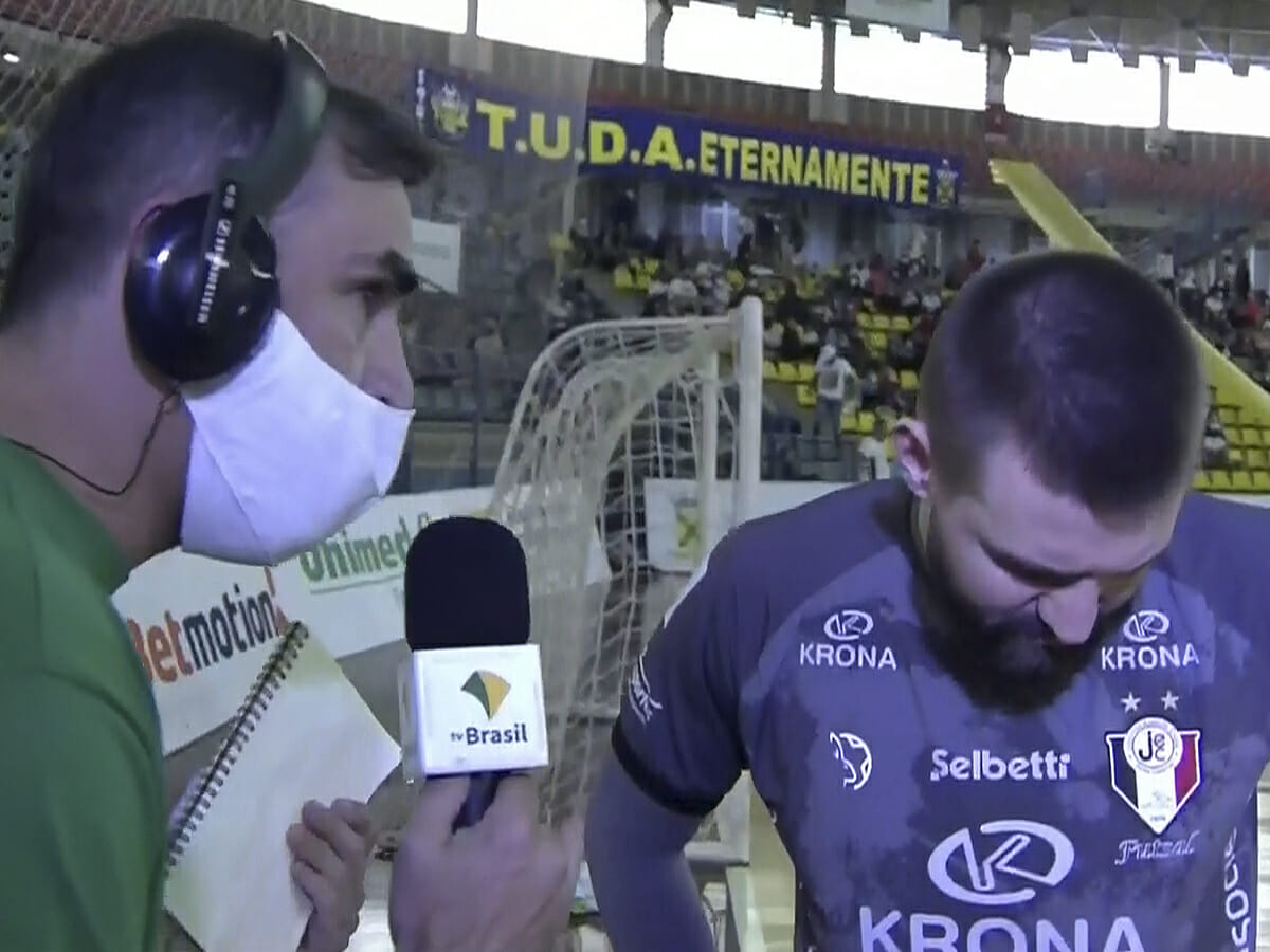Alexandre Oliveira entrevista Willian, goleiro do Joinville, durante transmissão da Liga Nacional de Futsal pela TV Brasil