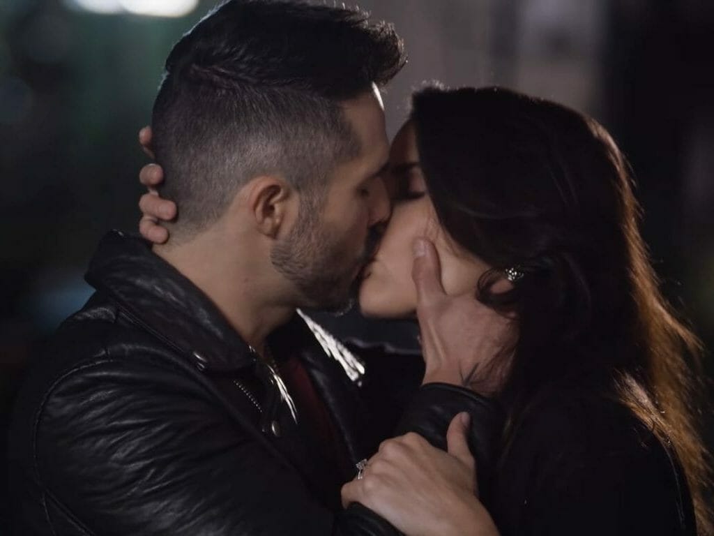 Pedro (José Ron) e Helena (Eva Cedeño) se beijam em Te Dou a Vida (Reprodução/YouTube)