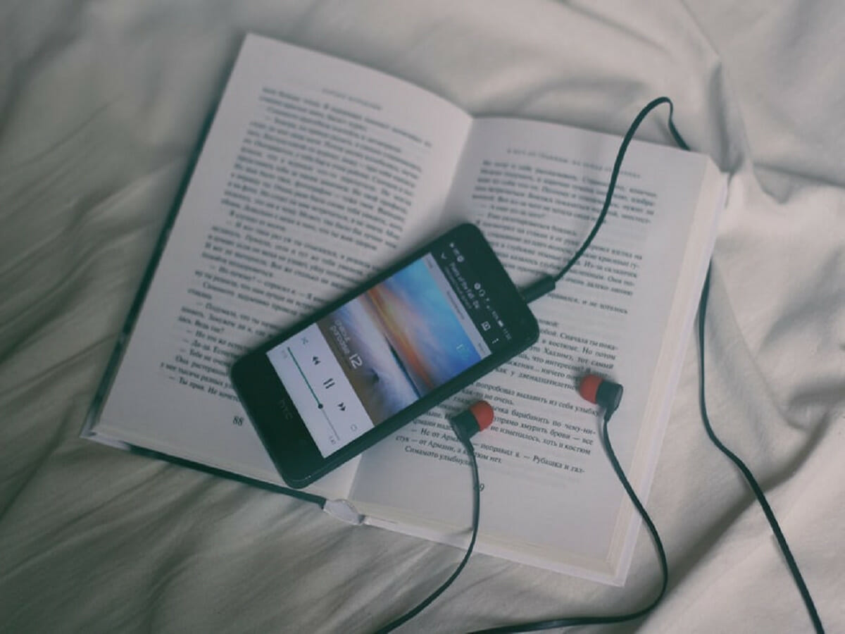 Leitura e música: a combinação é perfeita para os momentos de descontração de algumas pessoas