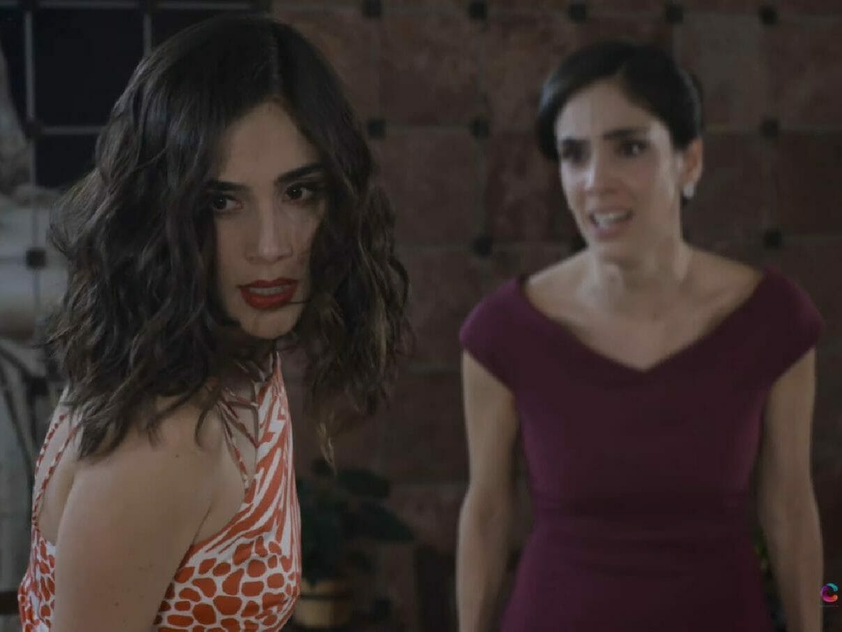 Paulina (Sandra Echeverría) agride Paola (Sandra Echeverría) em A Usurpadora (Reprodução/YouTube)