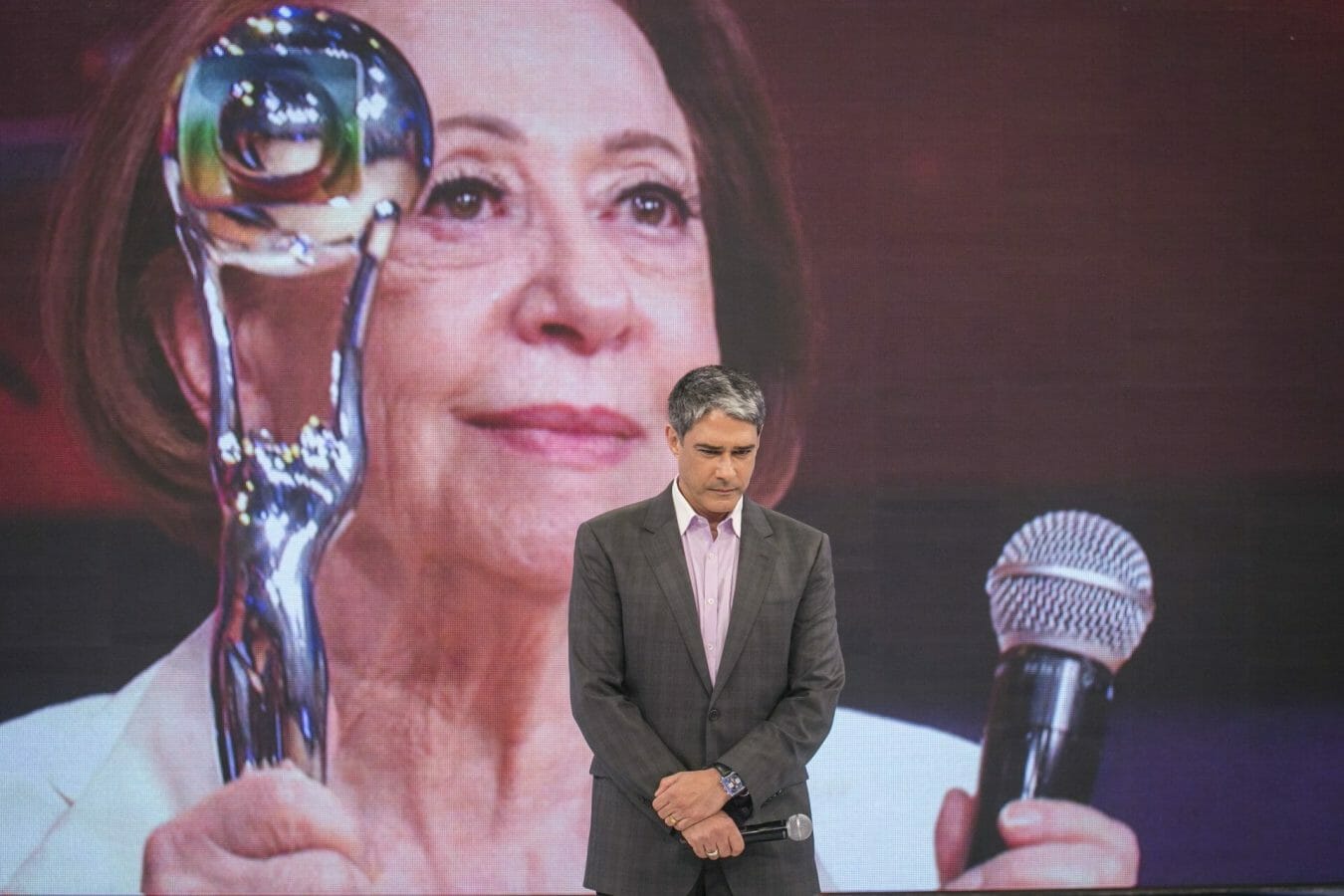 Fernanda Monte Negro entrega premio para William Bonner (Divulgação/TV Globo)