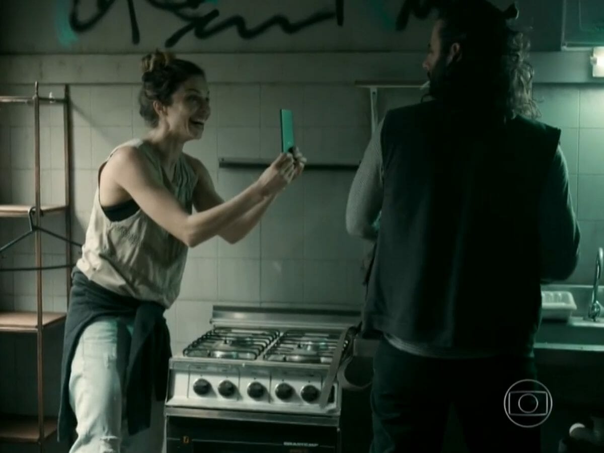Larissa (Grazi Massafera) e Roy (Flávio Tolezani) em Verdades Secretas (Reprodução/Globo)