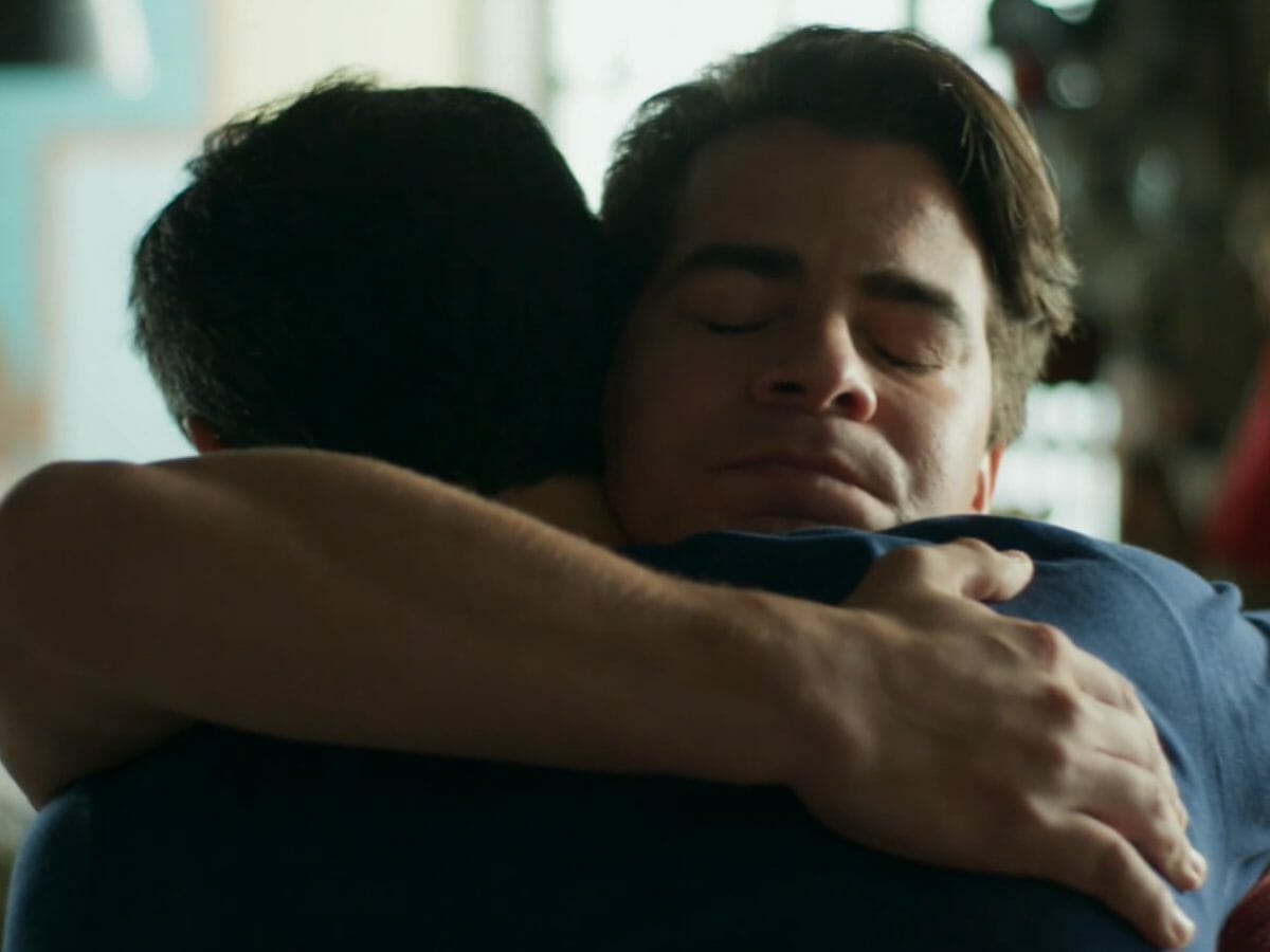 Júlio (Thiago Martins) abraça Eric (Mateus Solano) em Pega Pega (Reprodução/Globo)