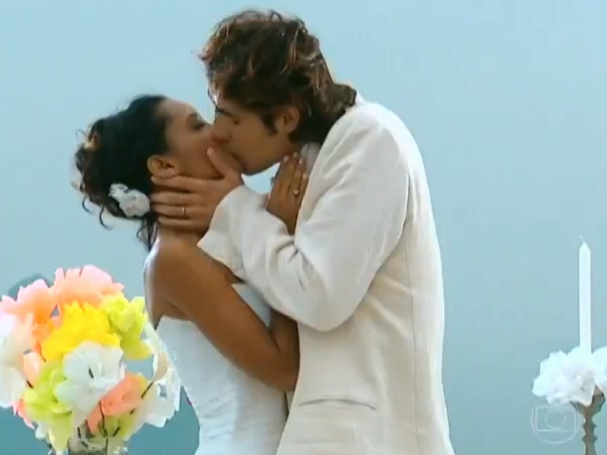Preta (Taís Araújo) e Paco (Reynaldo Gianecchini) se casam em Da Cor do Pecado (Reprodução/Globo)