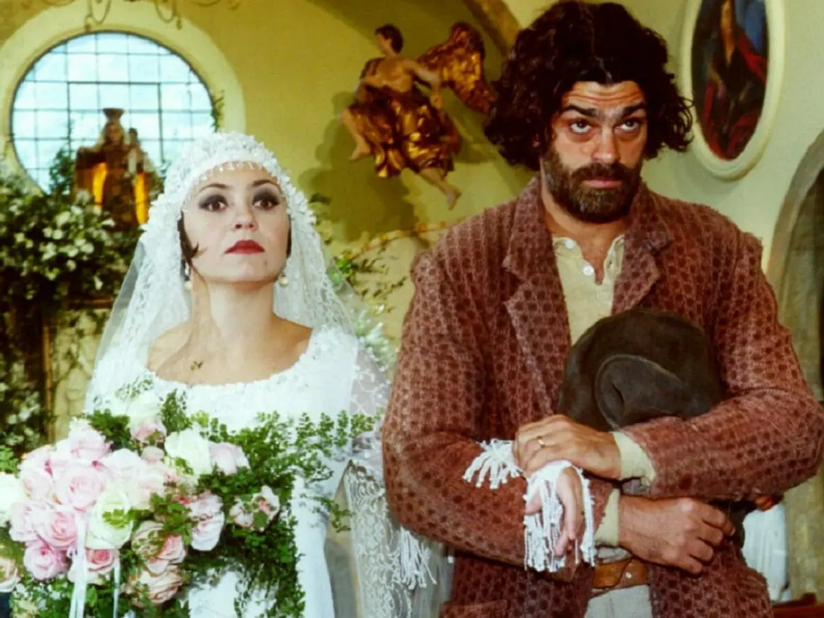 Catarina (Adriana Esteves) e Petruchio (Eduardo Moscovis) em Cravo e a Rosa