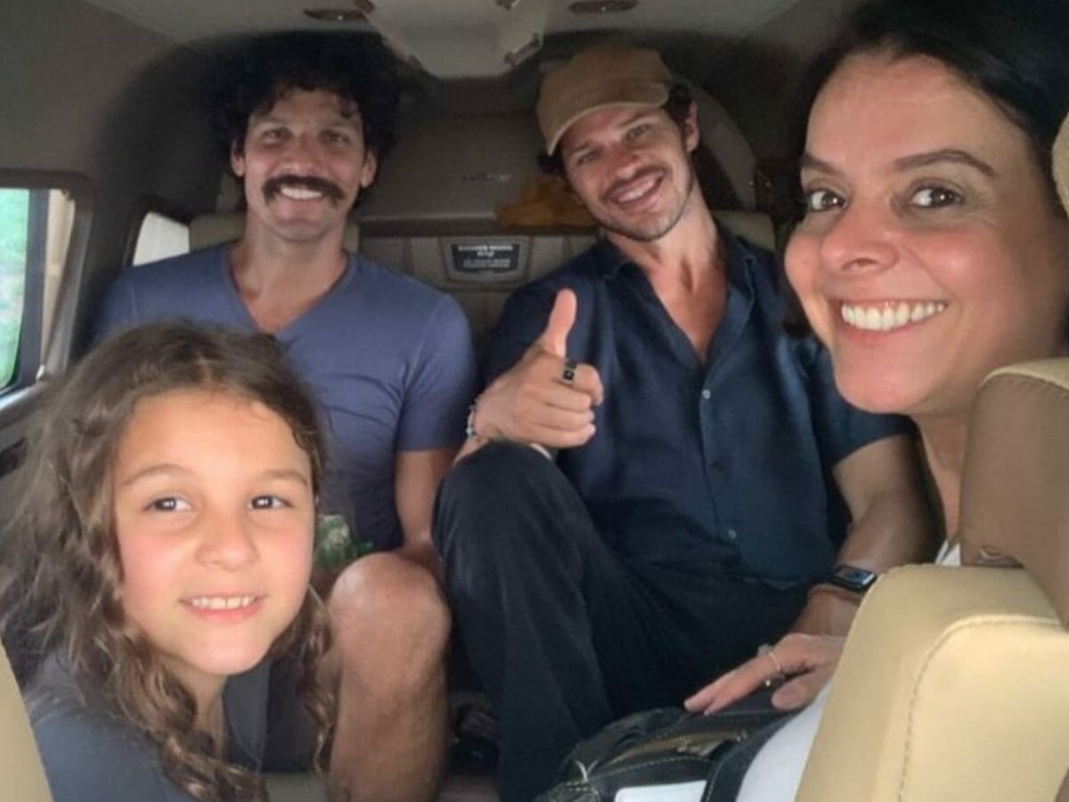 Valentina Oliveira com José Loreto ao fundo nos bastidores de Pantanal (Reprodução Instagram)