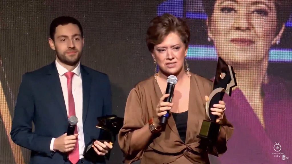 Christina Lemos no palco do Prêmio Comunique-se 2021 (Reprodução: YouTube)