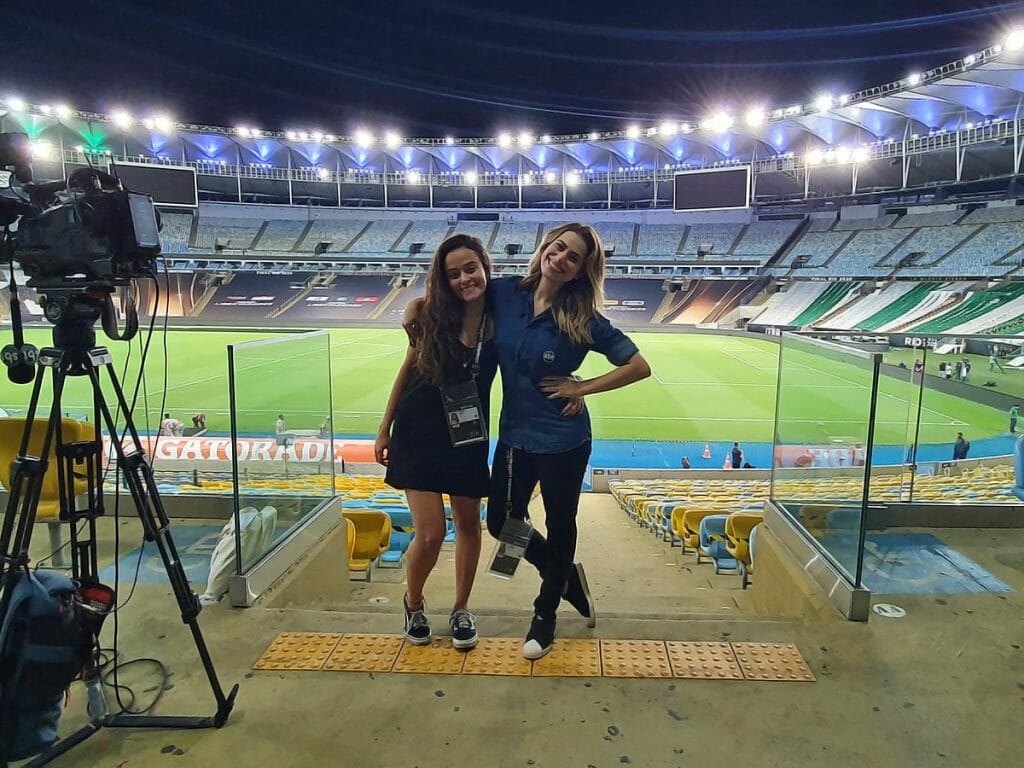 As jornalistas Mari Rojas e Fernanda Arantes na final da Libertadores 2020
