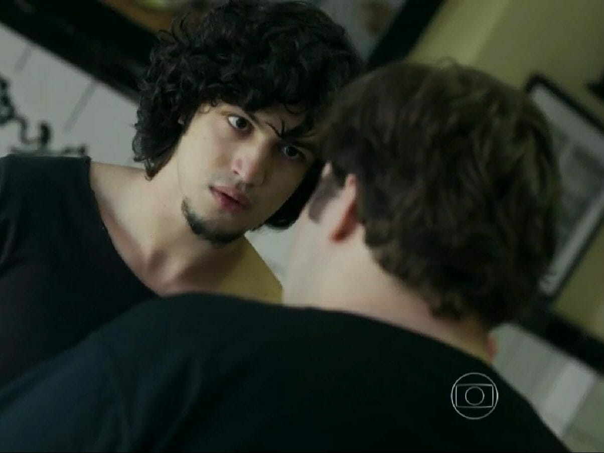 Gui (Gabriel Leone) e Eziel (Felipe Hintze) em Verdades Secretas (Reprodução/Globoplay)