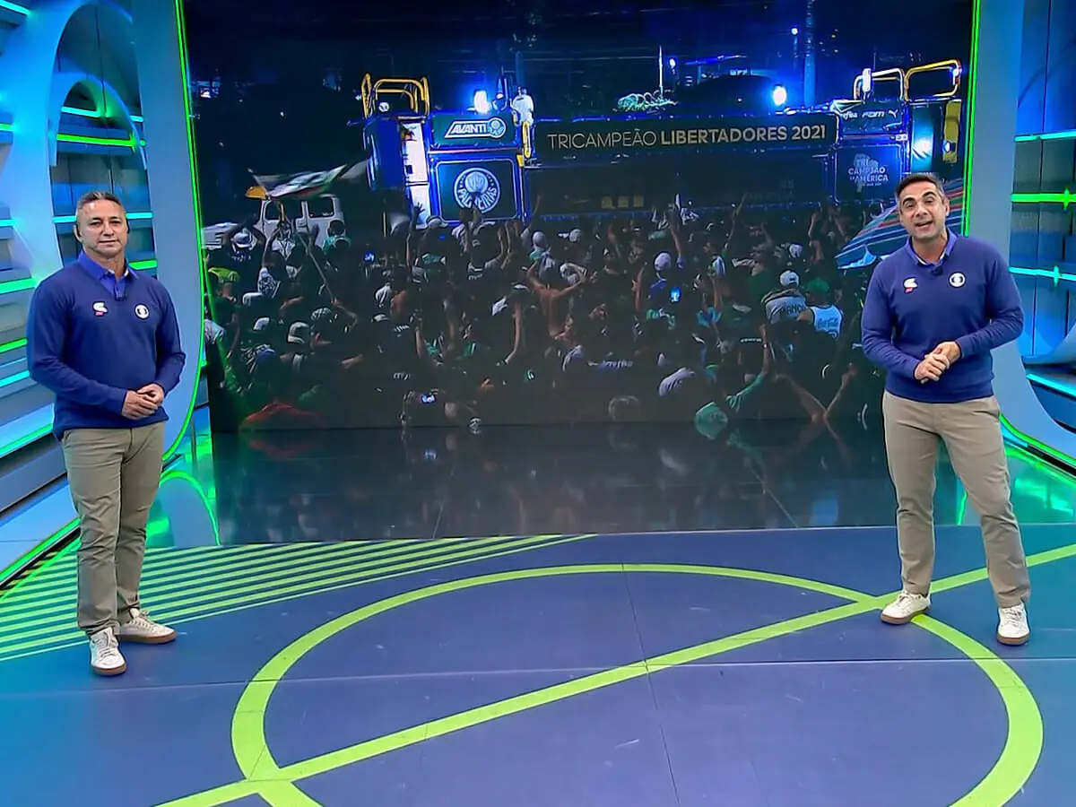 Paulo Nunes e Gustavo Villani transmitem na Globo chegada do Palmeiras após título da Libertadores