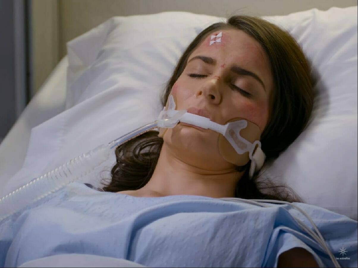 Helena (Eva Cedeño) é hospitalizada em Te Dou a Vida (Reprodução/YouTube)