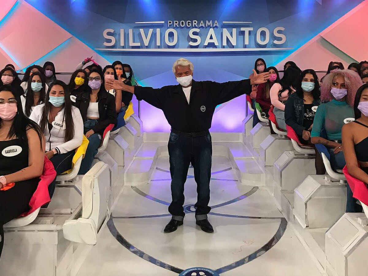 Roque posa com plateia cheia do Programa Silvio Santos
