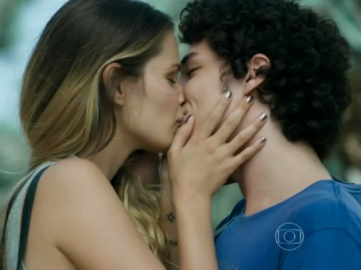 Stephanie (Yasmin Brunet) e Bruno (João Vítor Silva) em Verdades Secretas (Reprodução/Globoplay)