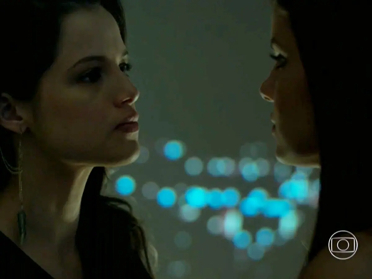 Giovanna (Agatha Moreira) e Angel (Camila Queiroz) em Verdades Secretas