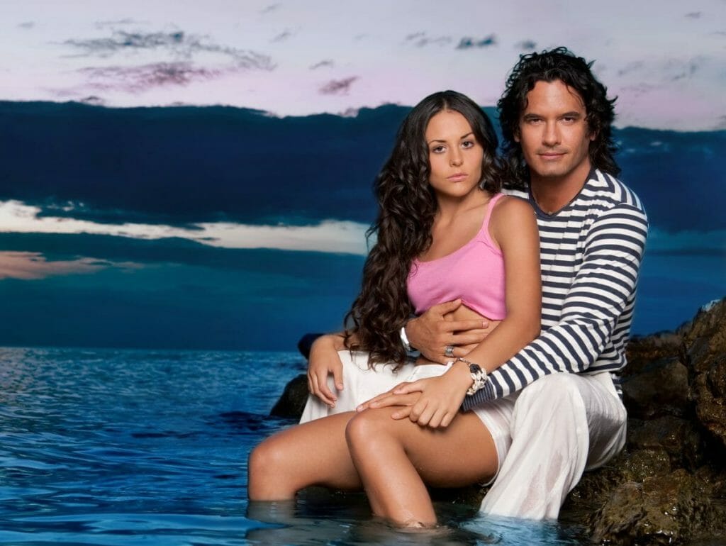 Estrela (Zuria Vega) e Vítor Manuel (Mario Cimarro) em Mar de Amor (Divulgação/SBT)