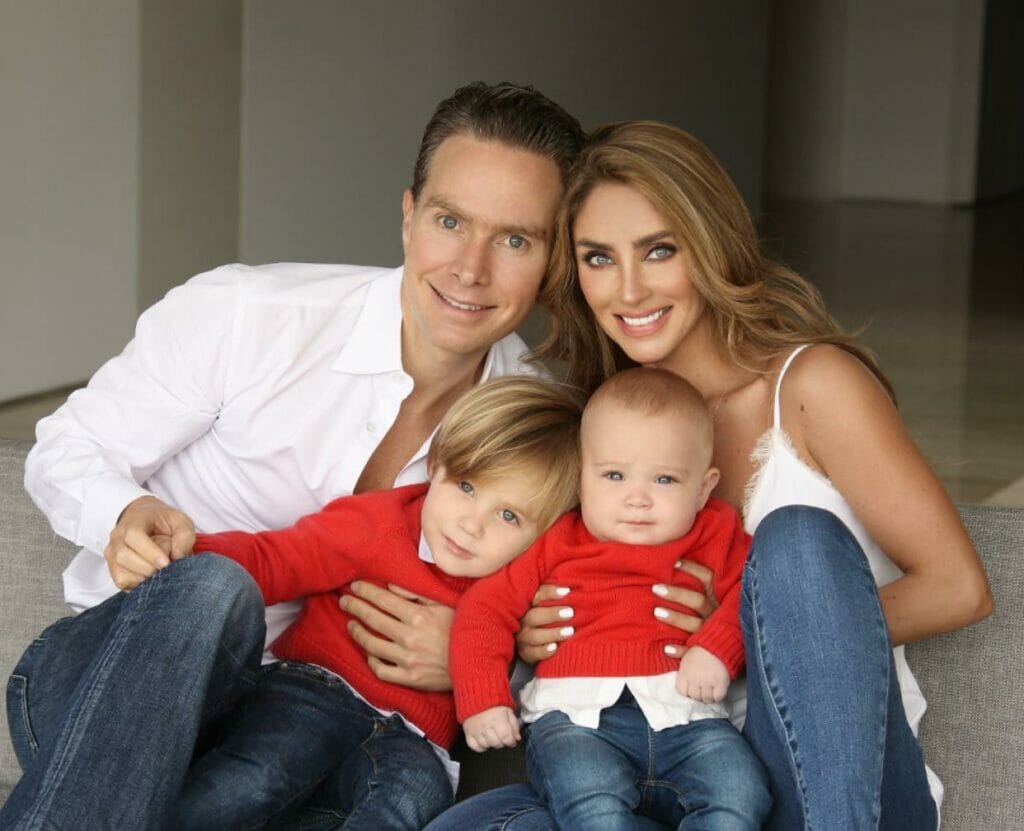 Anahí e Manuel Velasco com os filhos Manuel e Emiliano (Reprodução: Instagram)