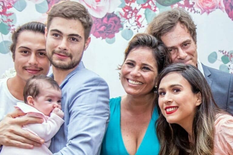 Francisco Vitti, João Vitti, Rafael Vitti com a filha Clara, Valéria Alencar e Tatá Werneck (Reprodução Instagram)