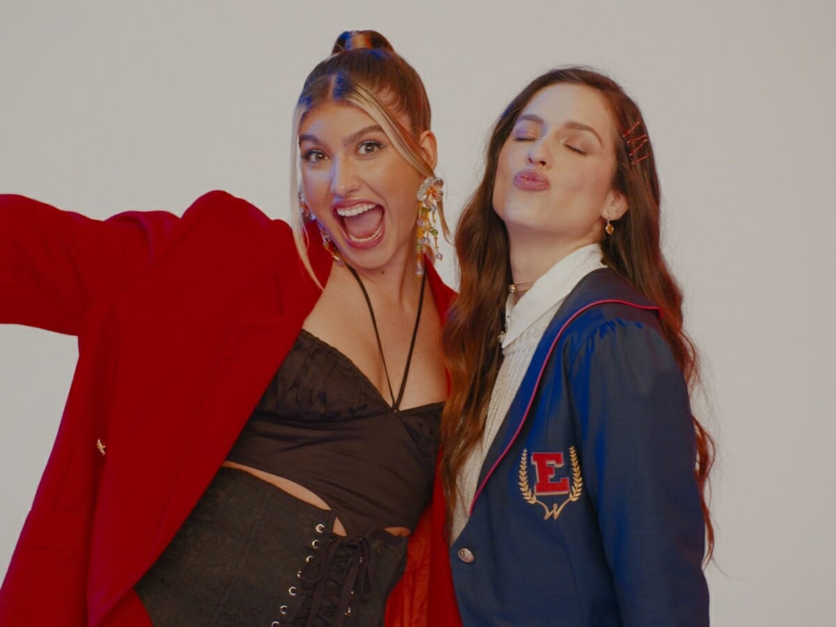 Giovanna Grigio e Sophia Abrahão em promocional de Rebelde, da Netflix (Reprodução: Netflix)
