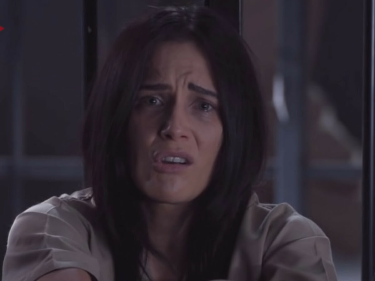 Irene (Camila Selser) na prisão no final de Te Dou a Vida (Reprodução)