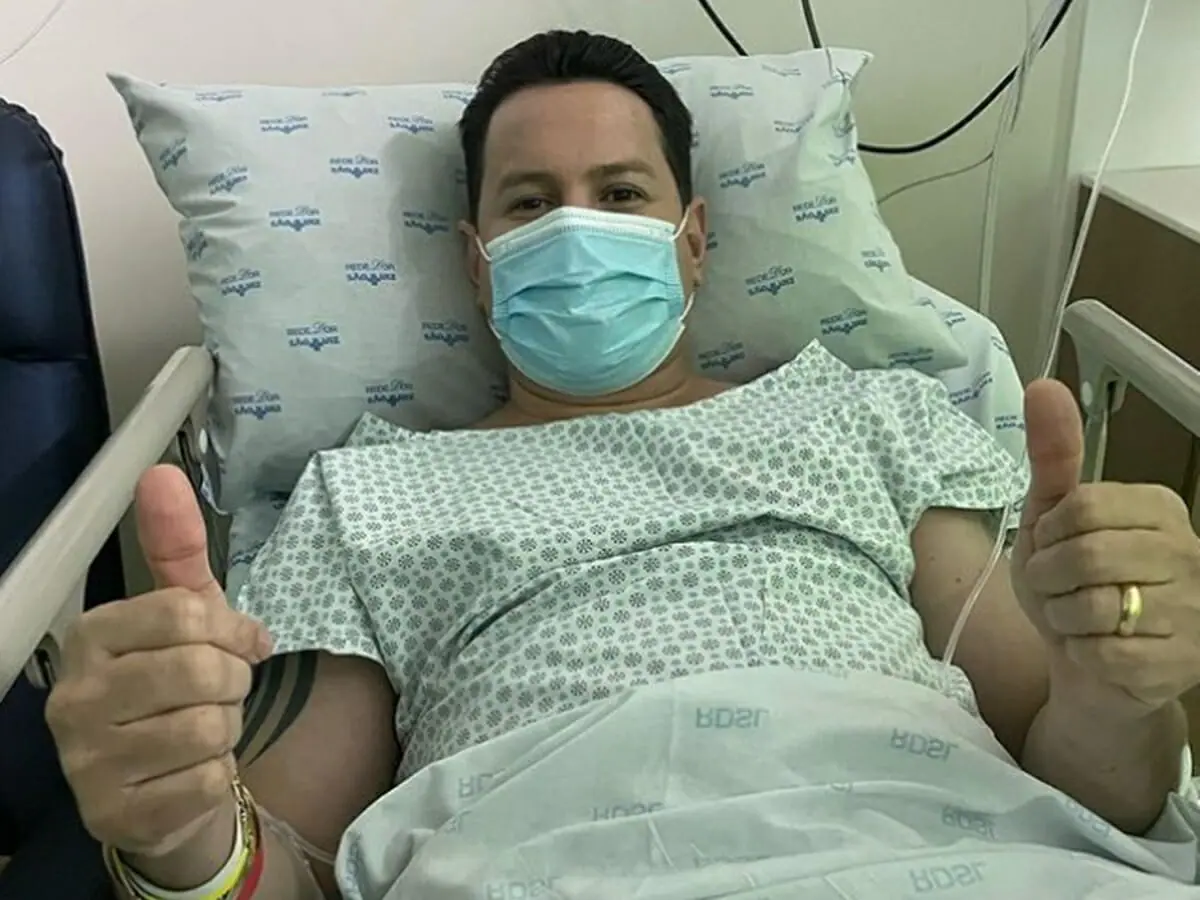 Marcão do Povo na cama de hospital após passar mal durante o Primeiro Impacto (Reprodução: Instagram)